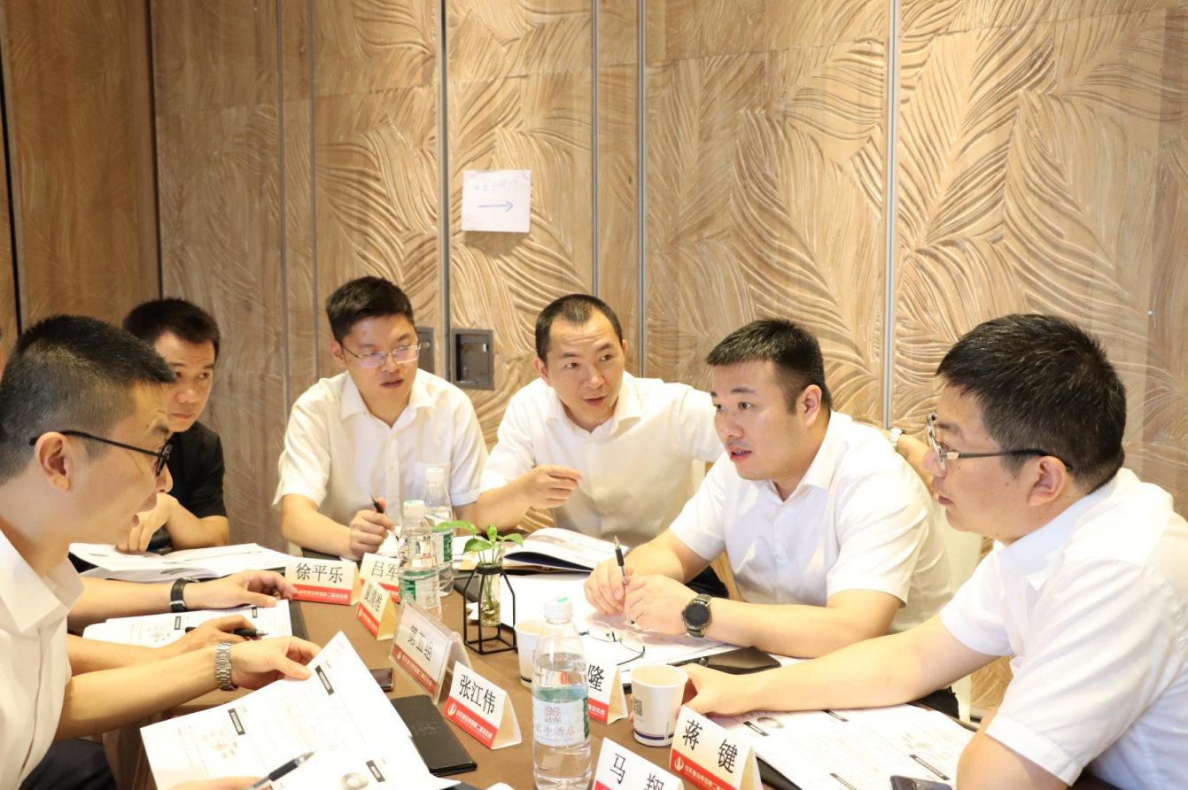 2021年6月25日-26日，EZPay二建组织开展了2021年中高层主管执行力培训。本次培训特邀清华、北大、上海交大总裁班讲师，中国企业家协会特聘高级讲师许晋老师进行授课。